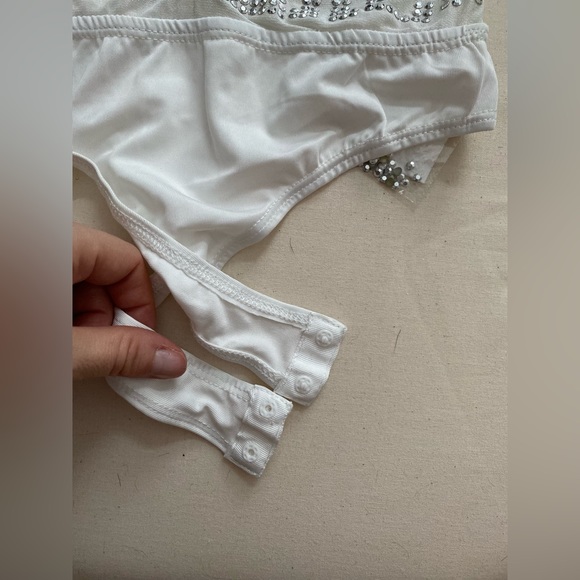 💿🩶NWT Fashion nova white silver sequin short sleeves bodysuit front zipper XS - Picture 5 of 8